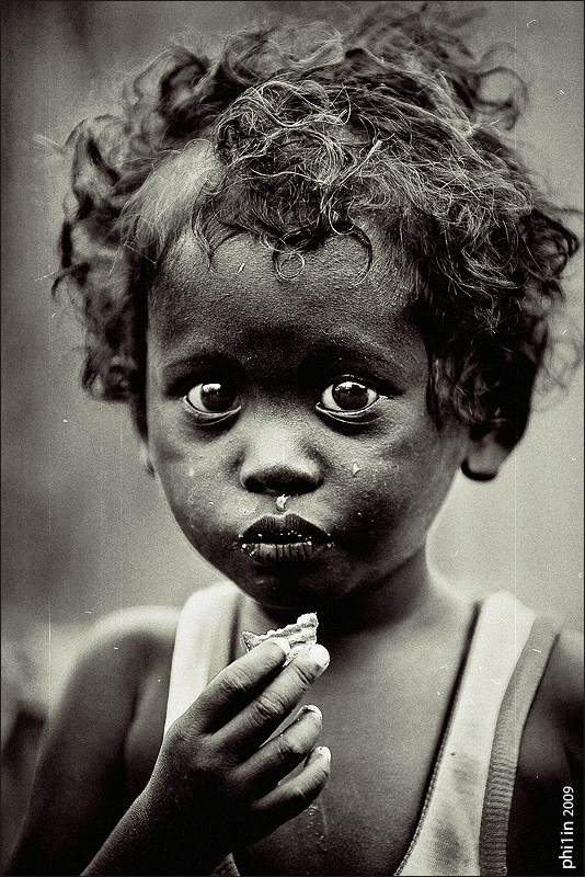 534x800, 229 Kb / ребенок, негр, ч/б, кушает