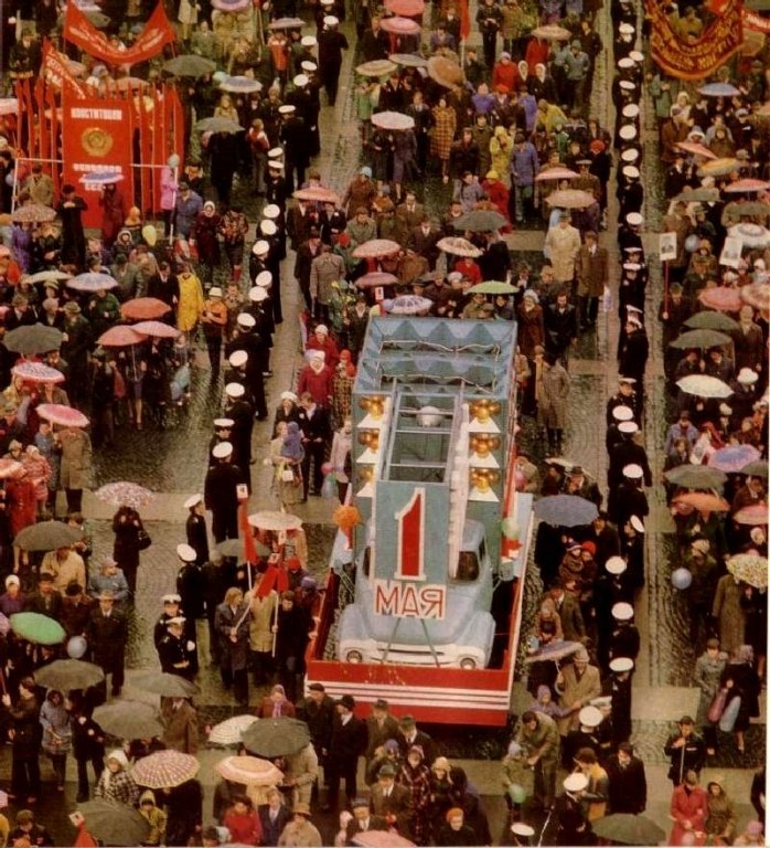 698x768, 161 Kb / 1 мая, демонстрация, зил, грузовик, дождь, ссср