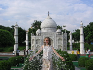 300x225, 37 Kb / Фонтан, девушка, минарет