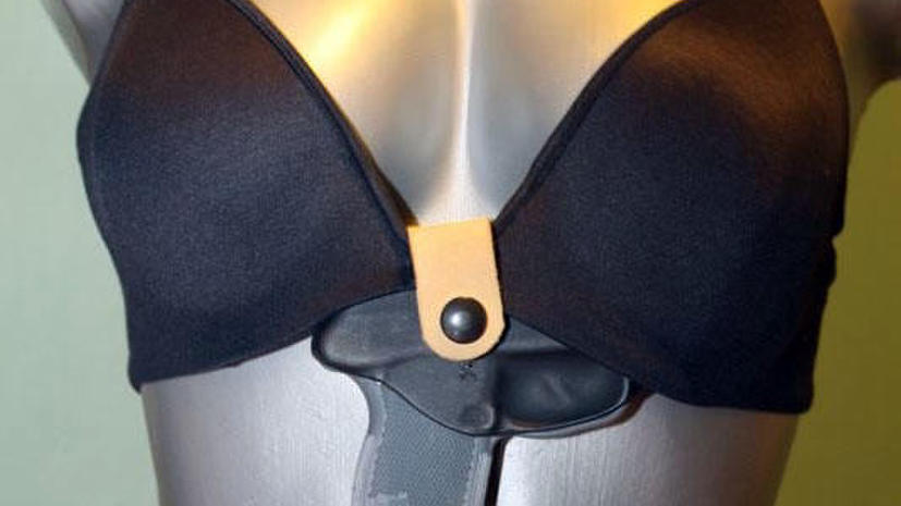 827x465, 38 Kb / бюстгальтер, лифчик, кобура, оружие, пистолет, манекен