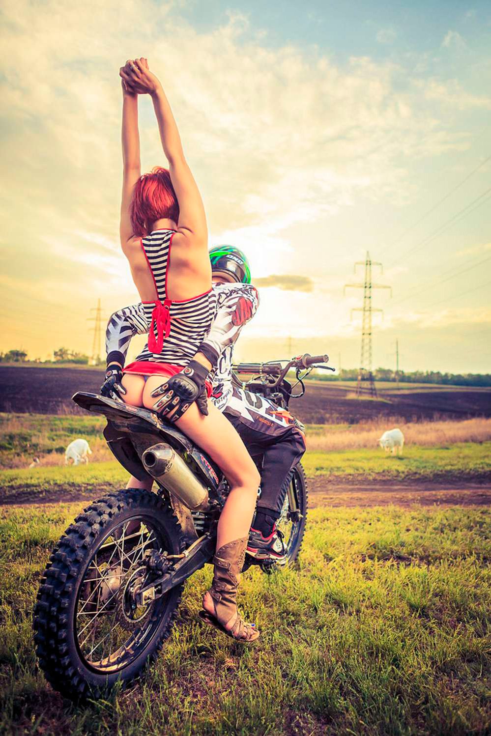 999x1498, 293 Kb / мотоцикл, трусики, попа