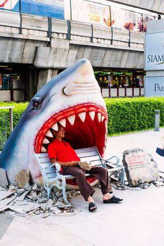 320x480, 31 Kb / скамейка, акула, дед, асфальт, креатив