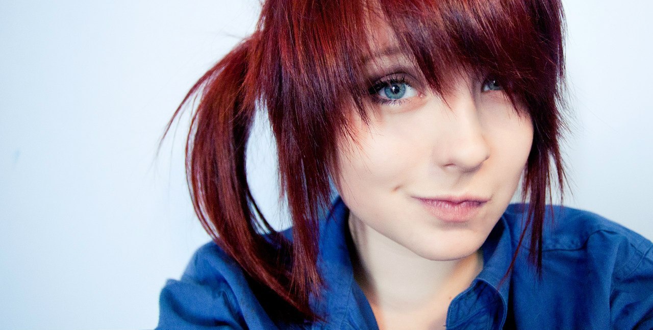 1280x647, 153 Kb / Девушка, рубашка, бордовые волосы, улыбка