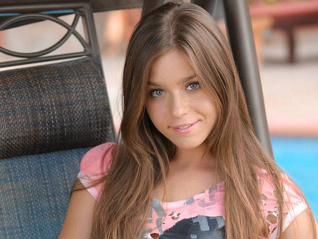 640x480, 56 Kb / девушка, улыбка, футболка, розовое, raisa, Lily C, Анастасия Пантелеева