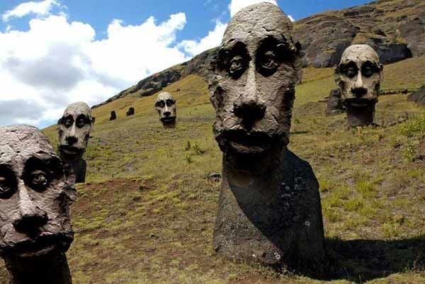 600x401, 51 Kb / гора, трава, статуи