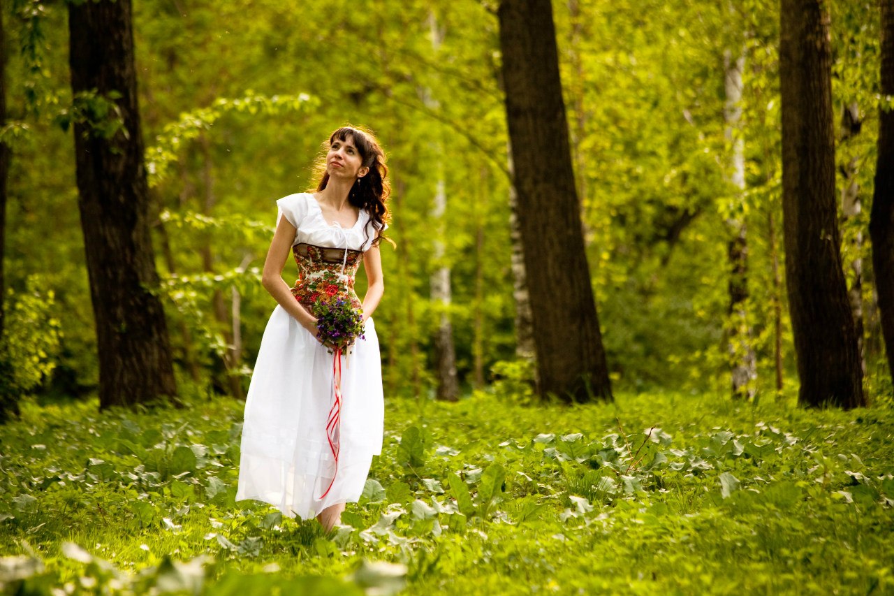 1280x853, 252 Kb / девушка, весна, лес, костюм, букет