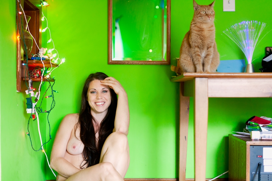 900x600, 294 Kb / брюнетка, котэ, стол, светильник, зеркало, гирлянда