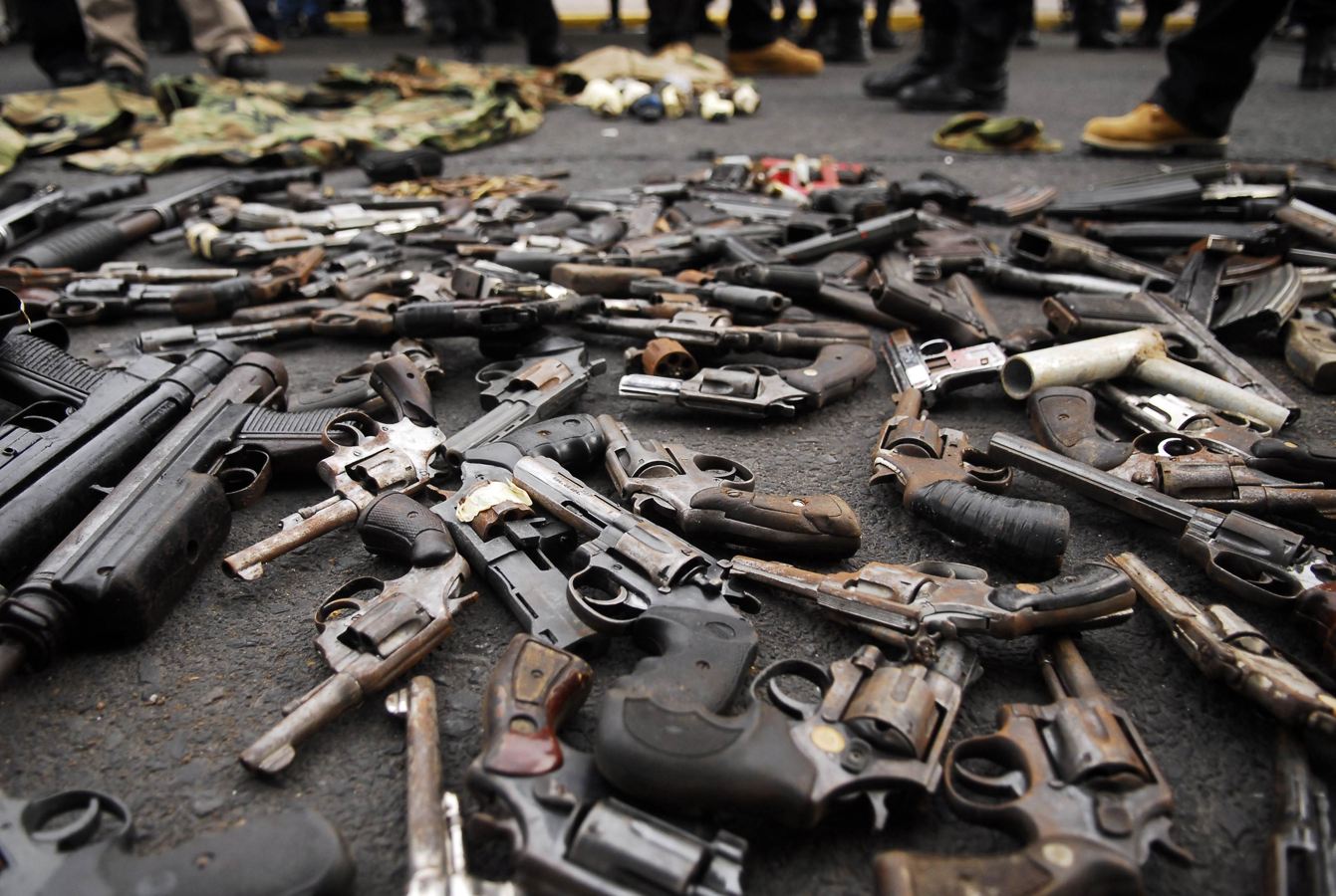 1341x900, 205 Kb / Гондурас, оружие, банда, мир, ствол, асфальт, фото