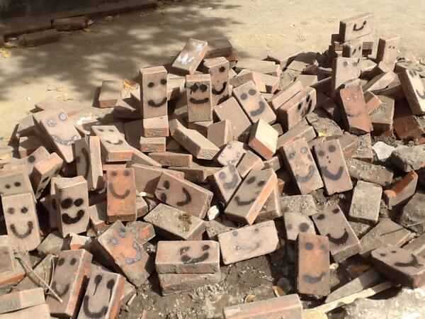 600x450, 59 Kb / кирпичи, улыбка, мир