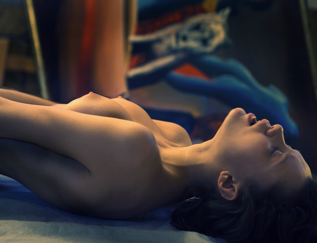 1111x850, 275 Kb / сиськи, брюнетка, картина, ухо, кровать, рот