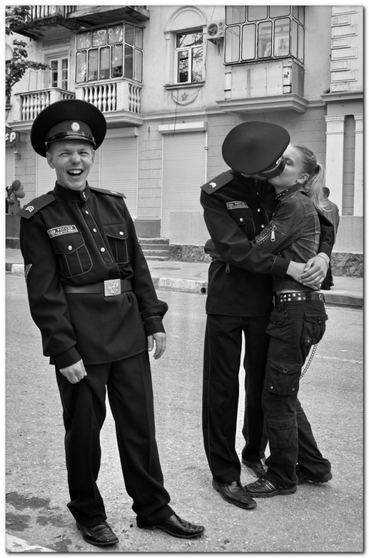 529x800, 282 Kb / ч/б, кадеты, улица, девушка, поцелуй