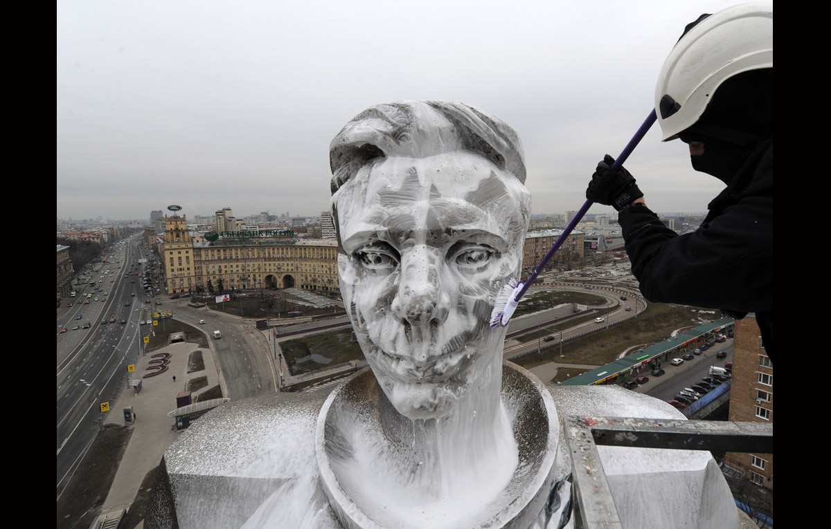 1200x765, 195 Kb / гагарин, памятник, пена, мойка, щетка