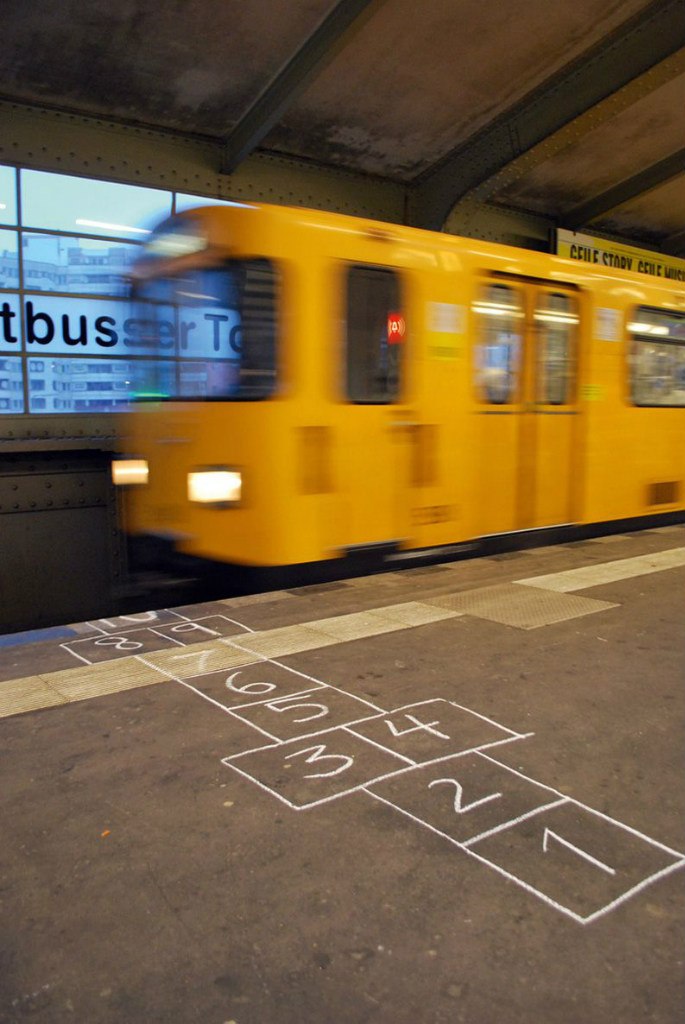 685x1024, 116 Kb / метро, классики, суицид, самоубийство