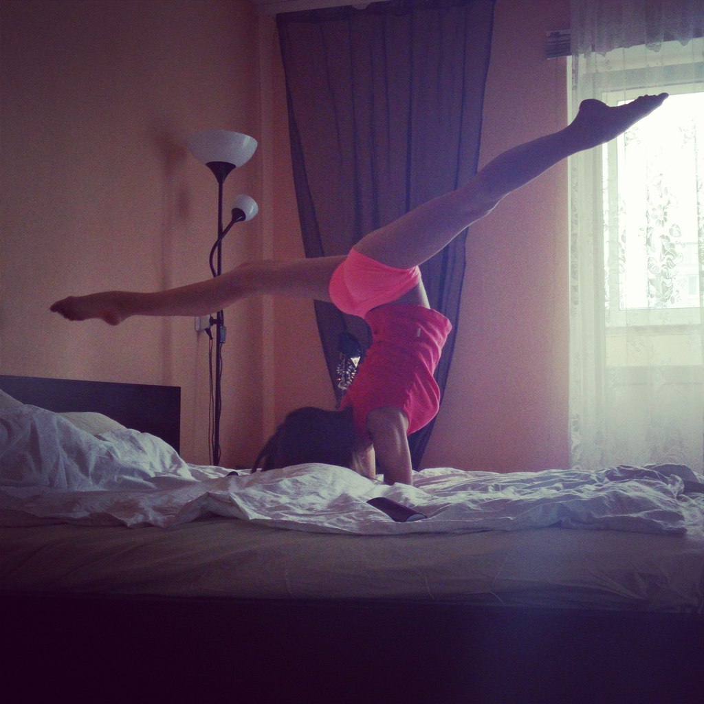 1024x1024, 145 Kb / кровать, окно, девушка, растяжка, ноги, шпагат, зарядка