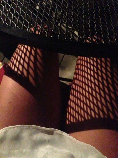 449x600, 50 Kb / ноги, стол, тень, сеточка