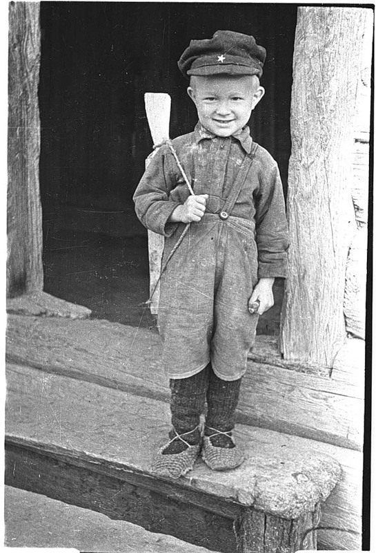 545x800, 149 Kb / лапти, ч/б, ребенок, ретро, игрушка, красноармеец, фуражка, винтовка, порог