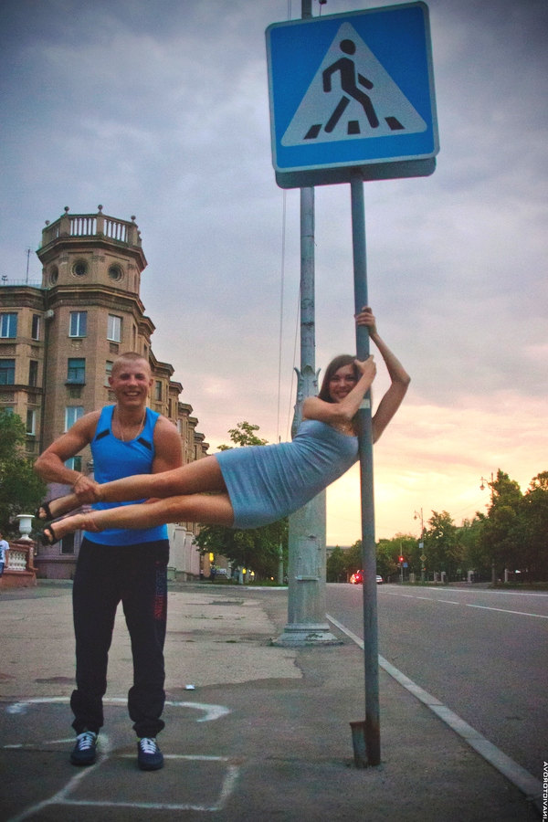 600x900, 120 Kb / пилон, пешеходный переход, столб, шест, гопник