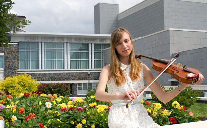 696x431, 112 Kb / Скрипка, девушка, здание, цветы