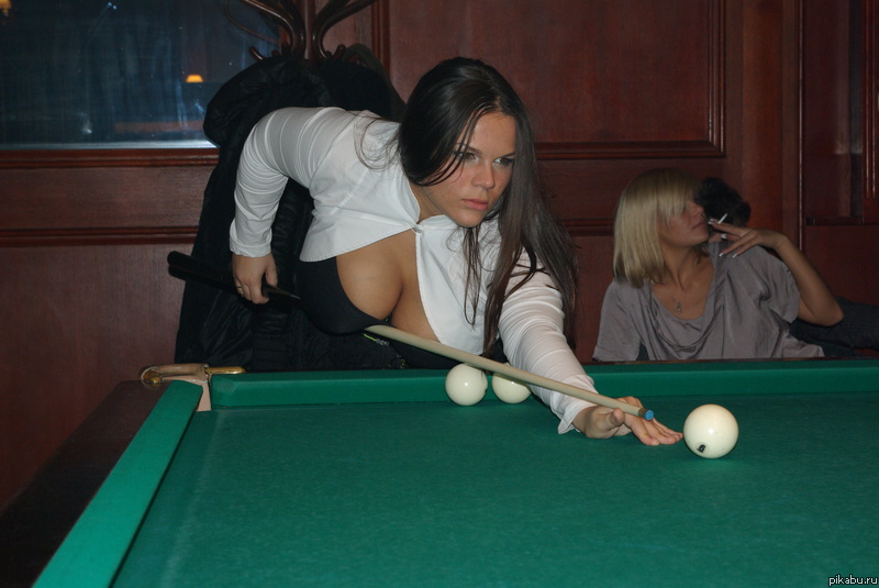 800x535, 127 Kb / биллиард, кий, сиськи