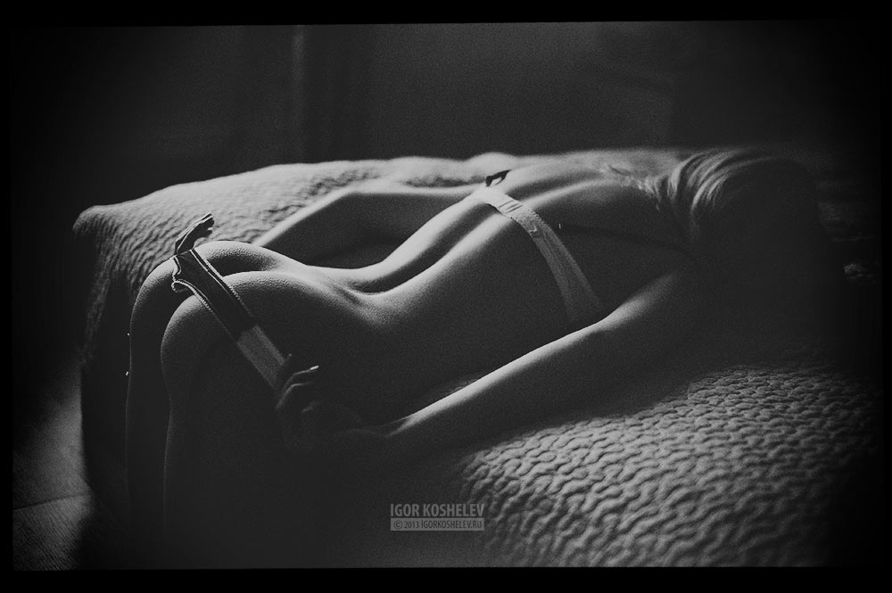 1000x665, 72 Kb / спина, попа, ч/б, раком, постель, стринги