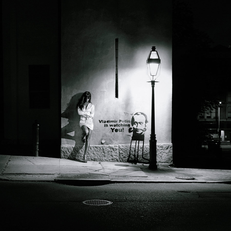 900x900, 128 Kb / большой брат, ночь, фонарь, путин, ноги, проститутка, граффити, очки, люк