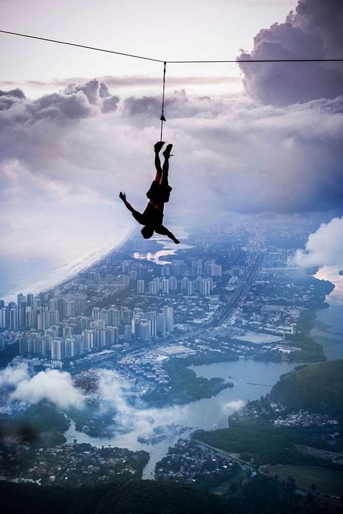 500x749, 266 Kb / канатоходец, облака, город, побережье