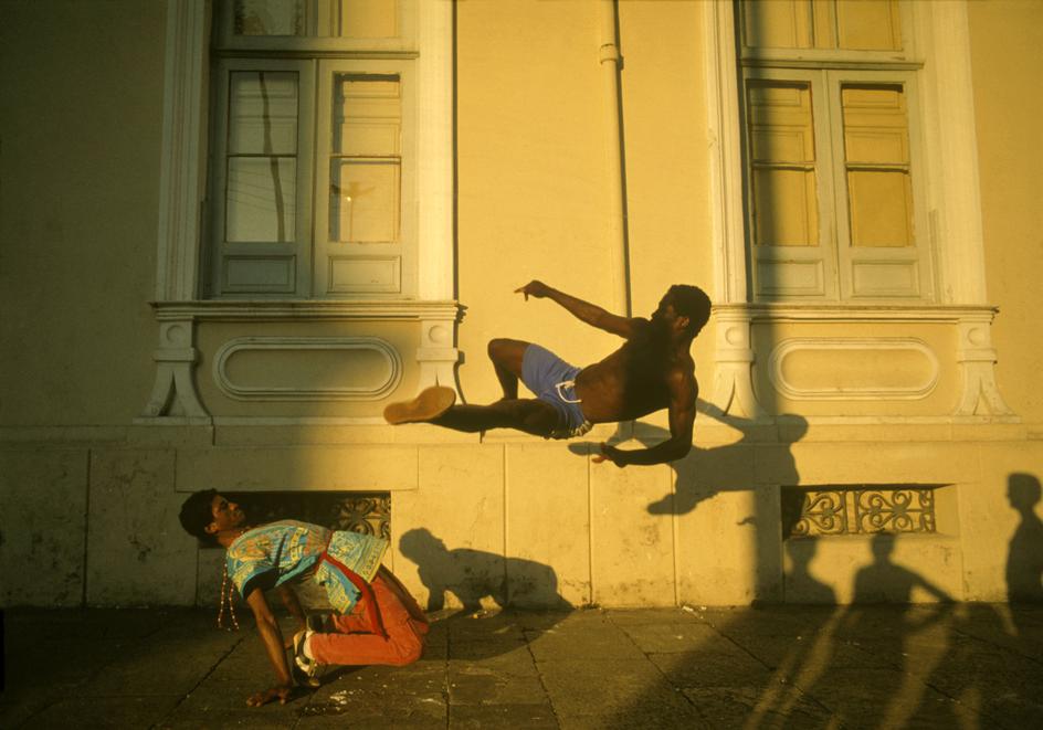 944x661, 66 Kb / танец, негр, улица, шорты