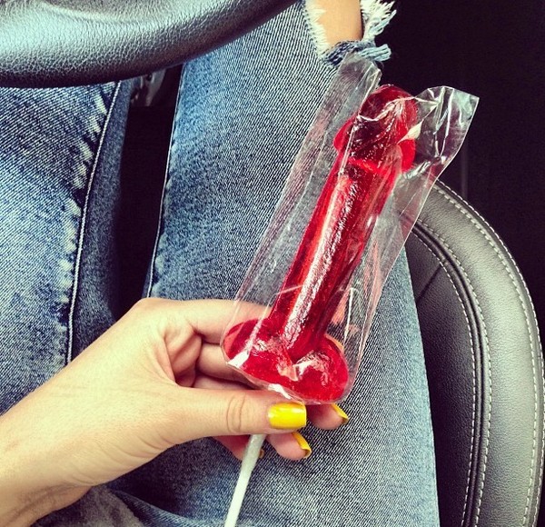 600x580, 156 Kb / авто, руль, конфета, чупа-чупс, член, джинсы, девушка