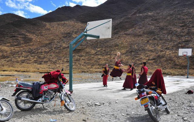 640x401, 105 Kb / баскетбол, монах, мотоцикл