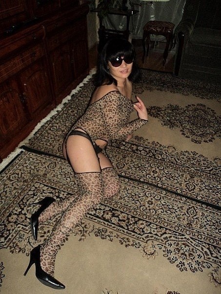 453x604, 92 Kb / ковер, леопард, девушка, лежит, сельский гламур
