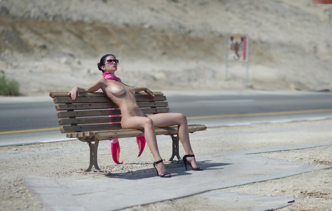 1089x693, 87 Kb / брюнетка, платок, сиськи, скамейка, трасса, пустыня, знак, скорпион