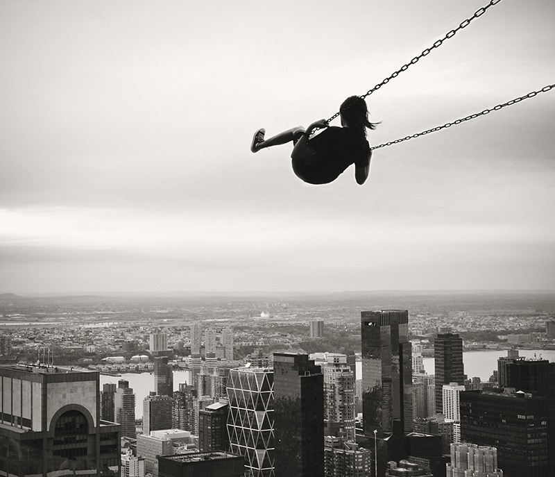 800x687, 104 Kb / качели, даунтаун, небоскребы, ч/б, цепь, небо