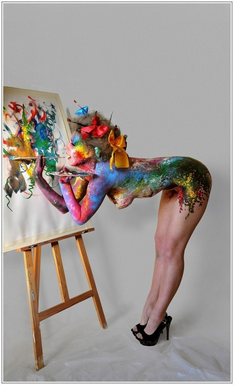 889x1464, 296 Kb / бодиарт, мольберт, палитра, картина, кисточки, краски, банты