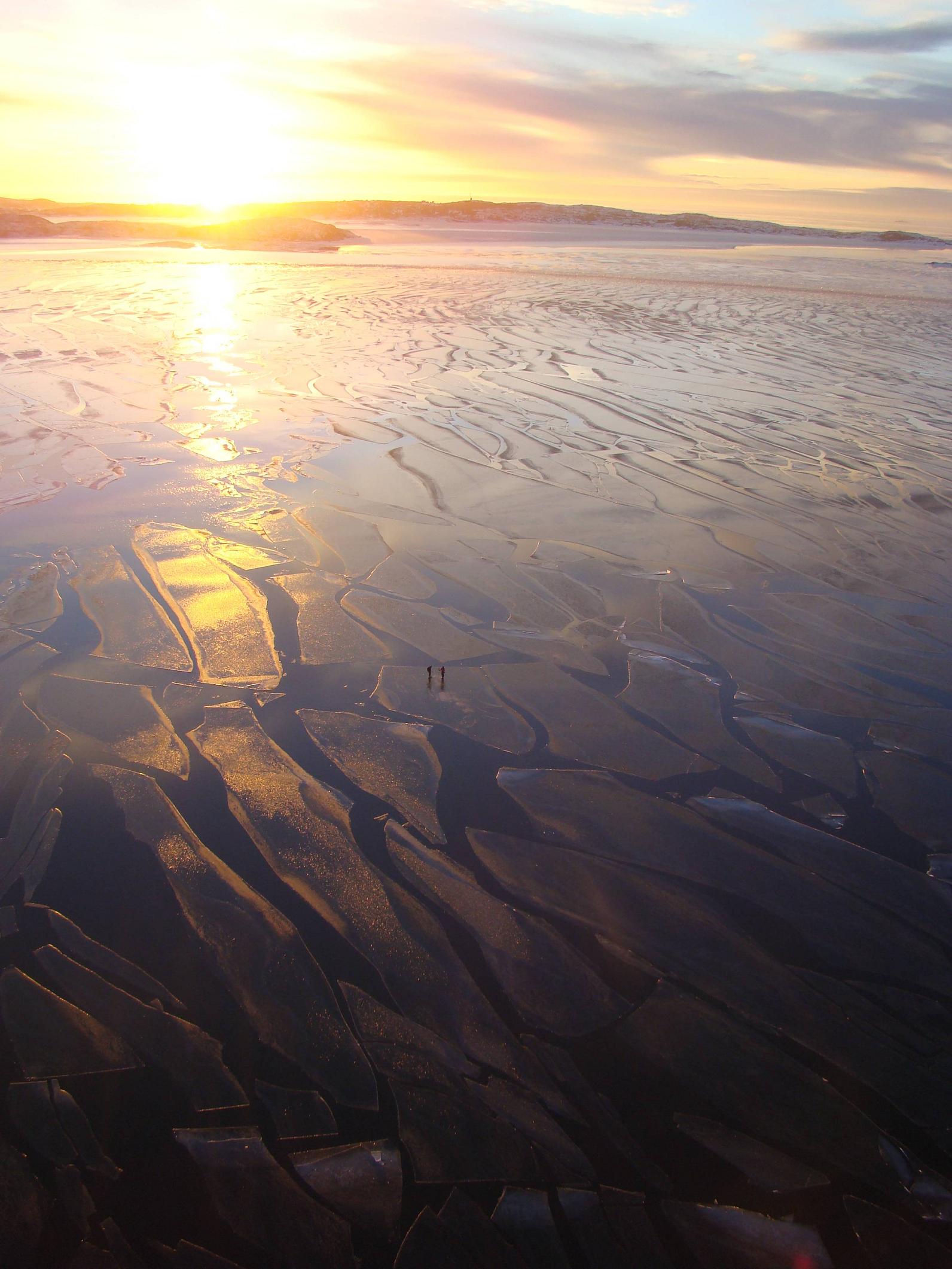 1592x2122, 287 Kb / солнце, облака, закат, льдины, люди