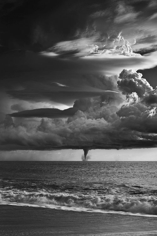 500x750, 192 Kb / море, смерч, ч/б