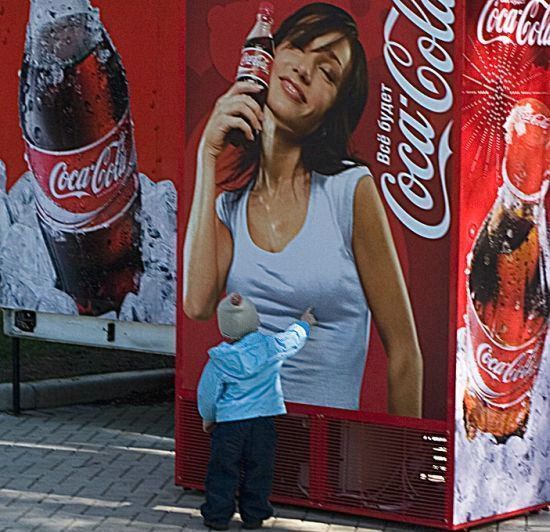 550x532, 70 Kb / малыш, ребёнок, реклама, кола, холодильник