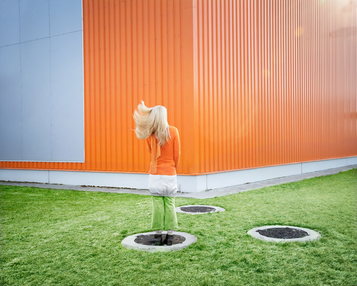 699x559, 129 Kb / мимикрия, маскировка, блондинка, склад, газон, оранжевый