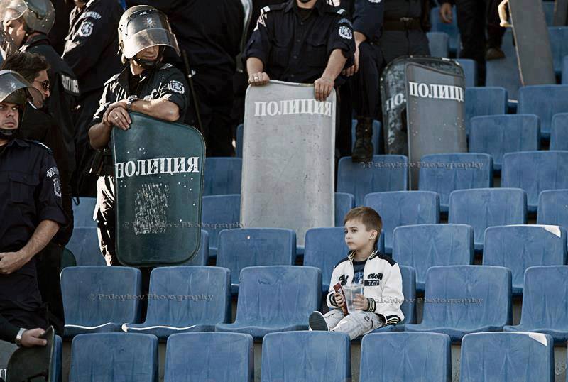 800x538, 63 Kb / полиция, стадион, мальчик, болгария
