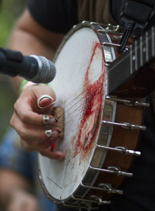 500x681, 65 Kb / микрофон, банджо, кровь, струны