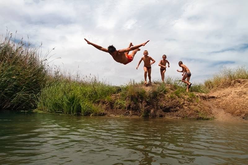 800x533, 59 Kb / берег, прыжок, полет, детвора