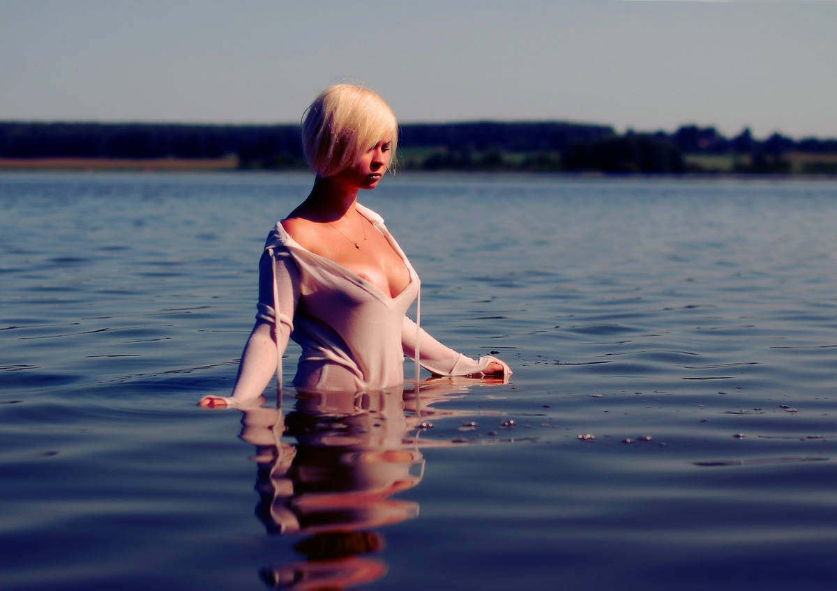 1200x848, 106 Kb / блондинка, вода, синяя