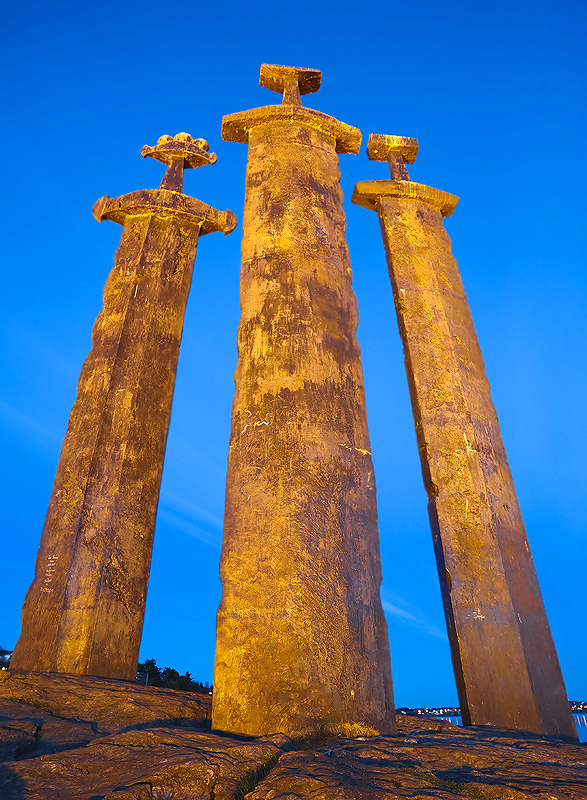 587x800, 298 Kb / мечи, берег, Норвегия, памятник