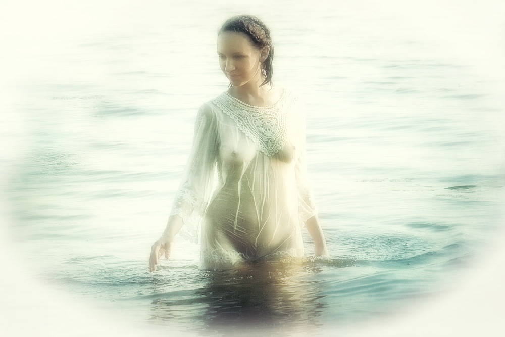 1000x667, 88 Kb / брюнетка, мокрая, просвечивает, бусы