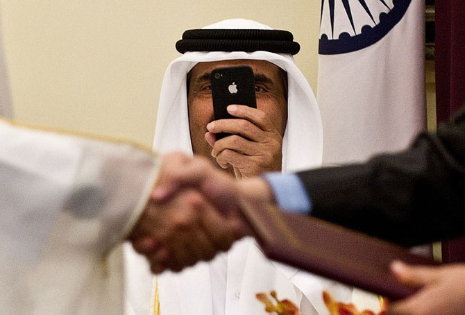 670x454, 74 Kb / шейх, айфон, рукопожатие