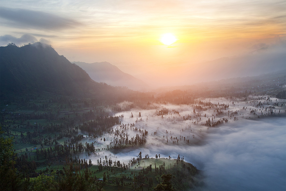 960x640, 154 Kb / горы, лес, туман, утро