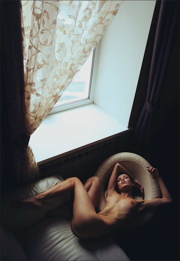 623x900, 68 Kb / клубком, кресло, диван, окно, шторы, голая