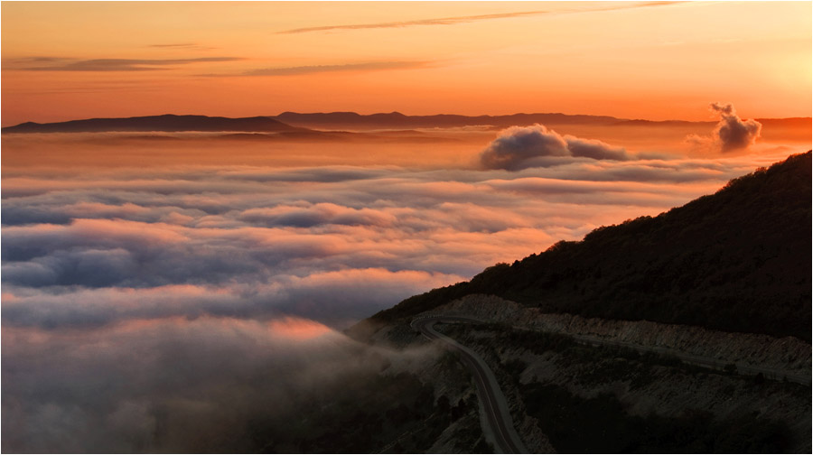 900x504, 101 Kb / 7 ветров, серпантин, облака, туман, закат