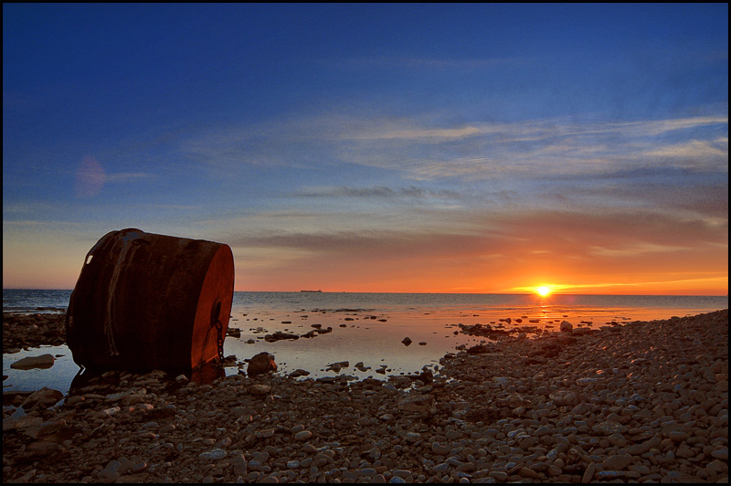 800x532, 187 Kb / берег, буй, цепь, судно-бродяга, закат