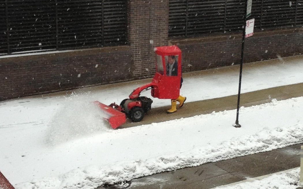 1050x654, 204 Kb / костюм, снег, уборка