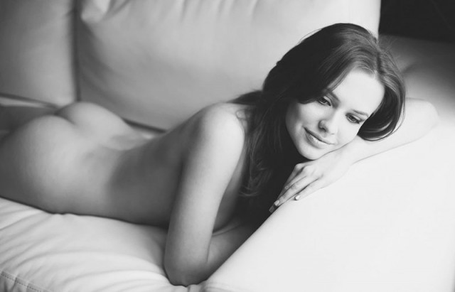 640x411, 30 Kb / ч/б, диван, попа